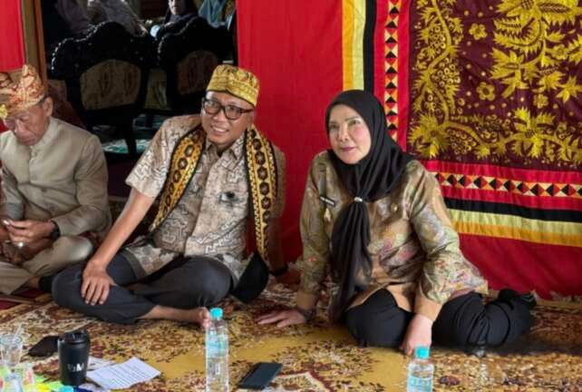 Gubernur Mirza bersama Wali Kota Eva Dwiana saat meninjau Desa Wisata Budaya Marga Teluk Betung yang berpusat di Rumah Adat Lampung Lamban Dalom, Negeri Olok Gading, Kecamatan Teluk Betung Barat.