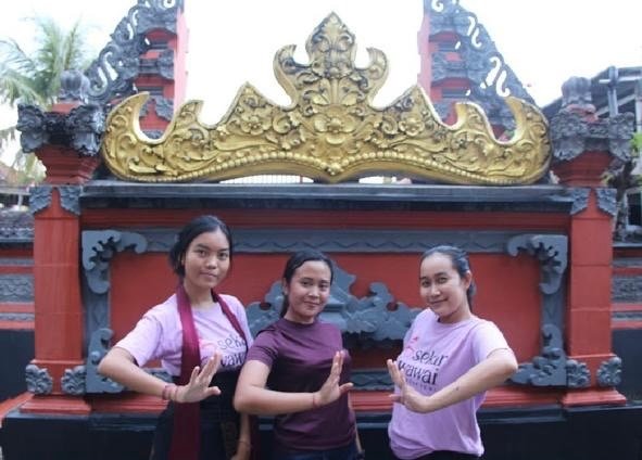 Ida Ayu Komang Ratih Safitri alias Dayu (paling kiri) bersama dua pelatih di sanggar tari Sekar Wawai.