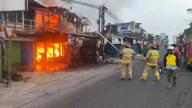 Personel Pemadam Kebakaran dan Penyelamatan Kota Bandar Lampung berjibaku memadamkan kebakaran di Kedaton. (Foto: ist)