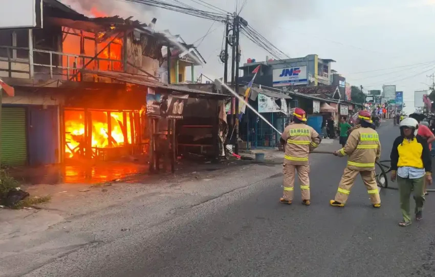 Personel Pemadam Kebakaran dan Penyelamatan Kota Bandar Lampung berjibaku memadamkan kebakaran di Kedaton. (Foto: ist)