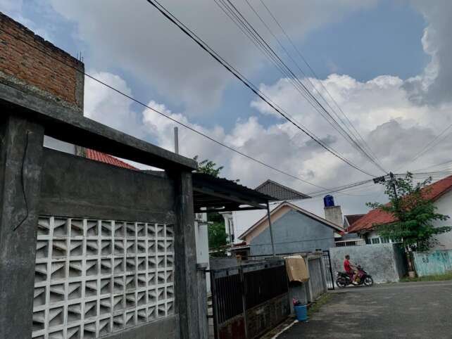 Kabel-kabel provider berebut jalur, warga dan lingkungan yang menjadi korban. (Foto: Notis)
