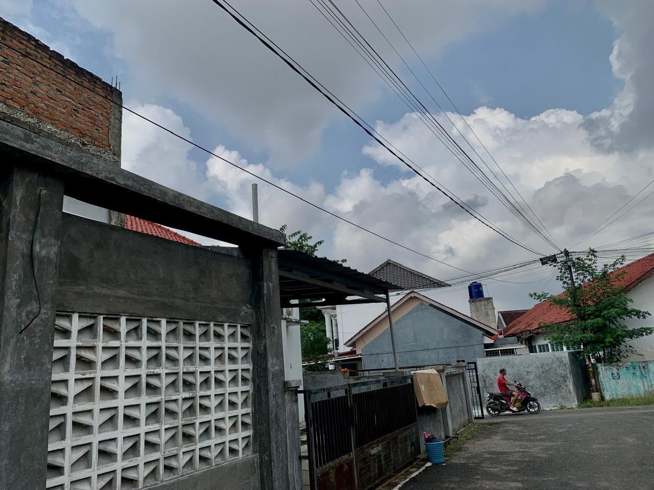 Kabel-kabel provider berebut jalur, warga dan lingkungan yang menjadi korban. (Foto: Notis)