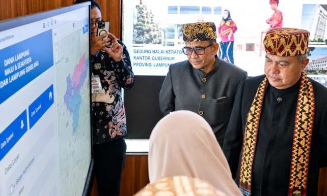 Rizky Agung menjelaskan Program Seribu Wajah pada Tomsi Tohir saat Sekjen Kemendagri tersebut mengunjungi stan Bandar Lampung Expo 2026.