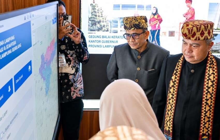 Rizky Agung menjelaskan Program Seribu Wajah pada Tomsi Tohir saat Sekjen Kemendagri tersebut mengunjungi stan Bandar Lampung Expo 2026.