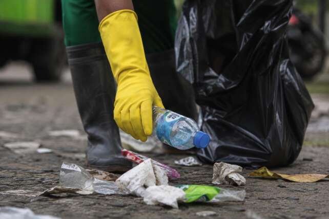 Petugas memungut sampah memastikan lingkungan resik.
