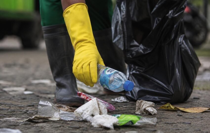 Petugas memungut sampah memastikan lingkungan resik.