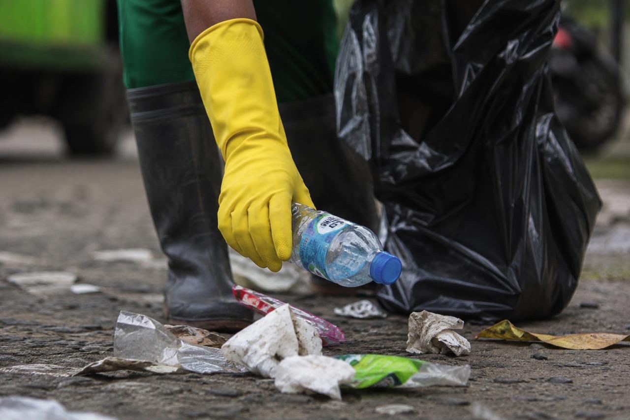 Petugas memungut sampah memastikan lingkungan resik.