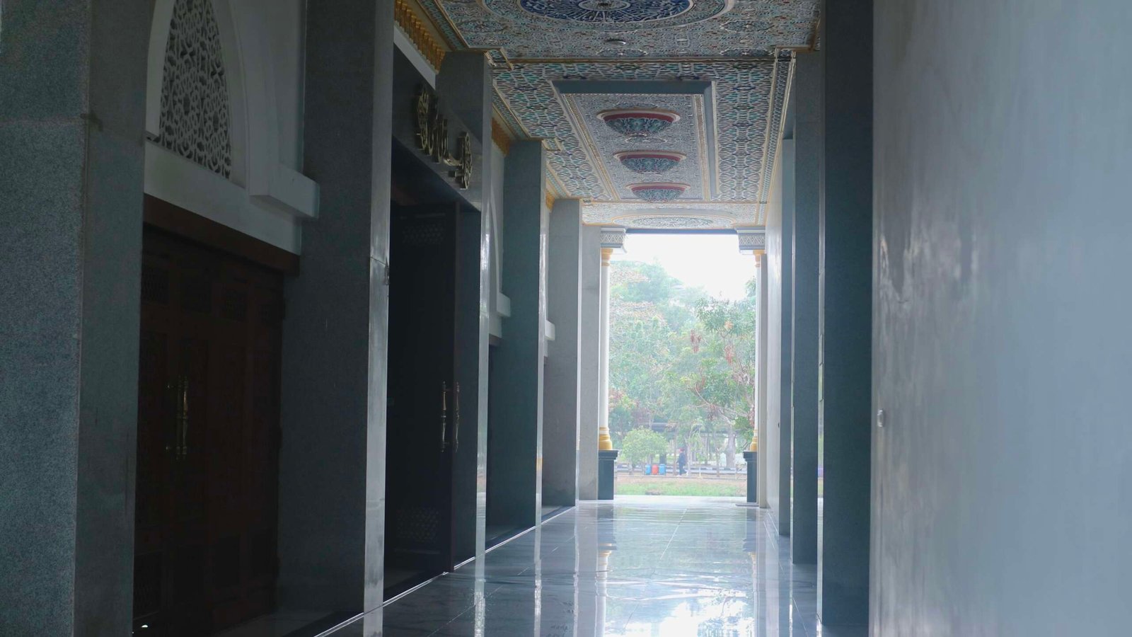 Pilar-pilar menjulang memberi aksentuasi tersendiri. 