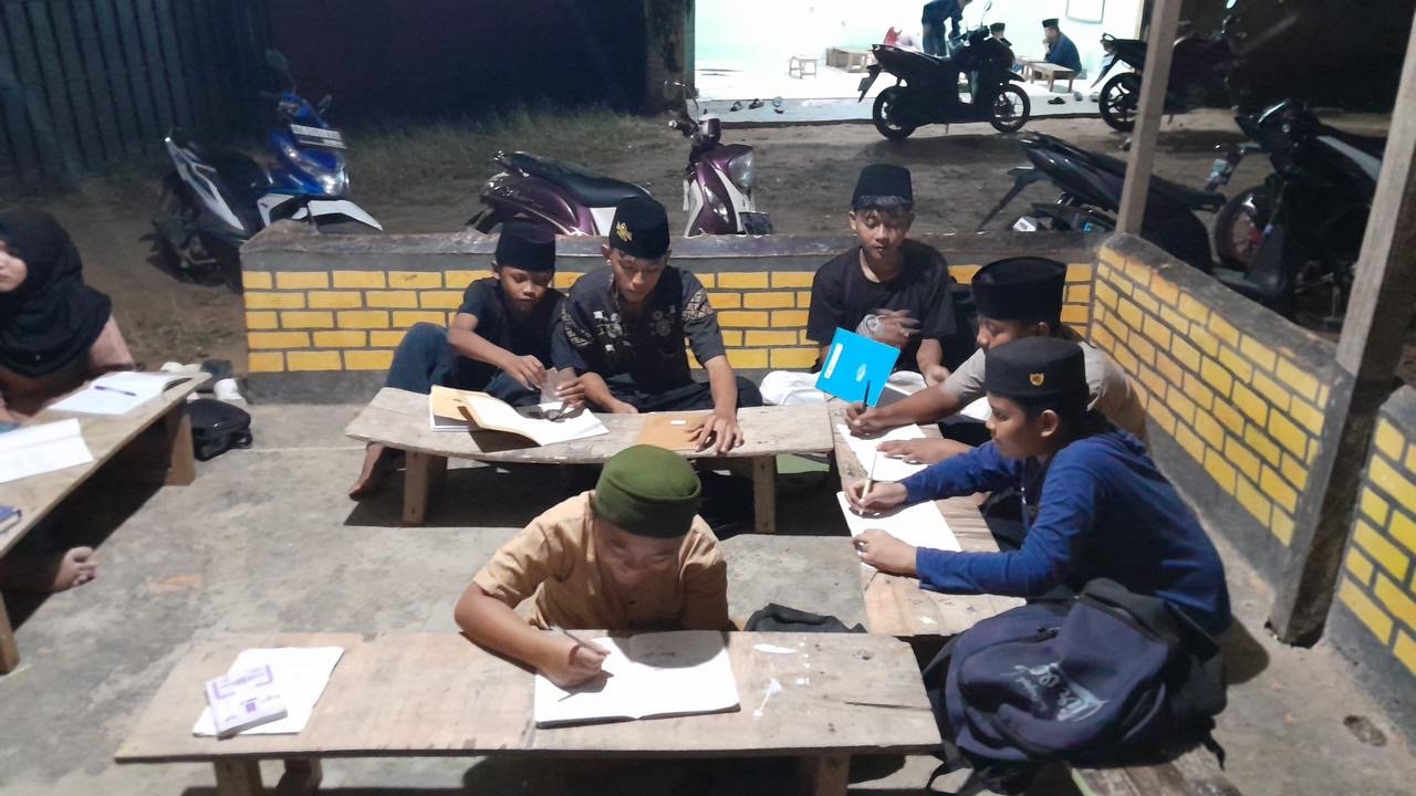 Belajar mengaji yang muncul dari hati para murid La Tahzan.(Foto: Onoff)