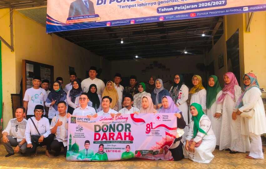 dr. Zam Zanariah bersama tim medis dan pelaksana kegiatan donor darah.