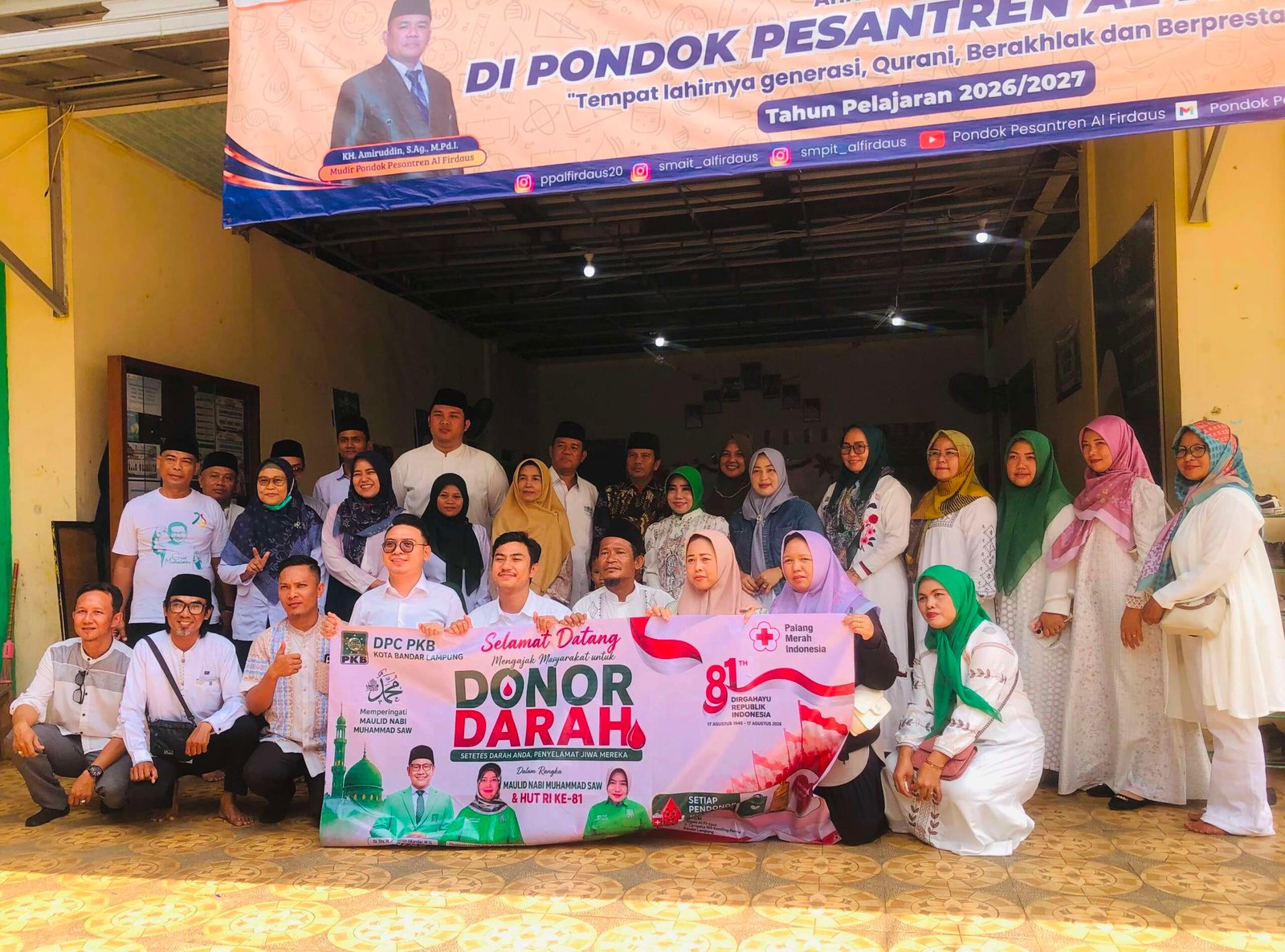 dr. Zam Zanariah bersama tim medis dan pelaksana kegiatan donor darah.