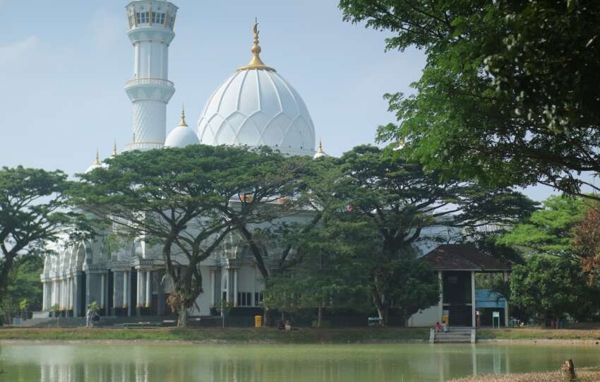 Keindahan Masjid Safinatul Ulum UIN Raden Intan berpadu telaga dan rindang pepohonan.