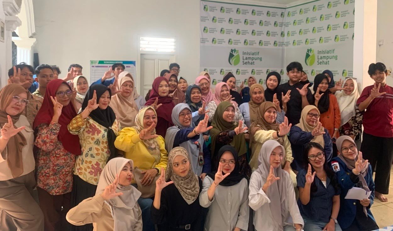 Sosialisasi sanitasi Tim Pengabdian Kepada Masyarakat (PKM) Teknik Lingkungan Universitas Lampung (Unila) di sekretariat ILS. (Foto: Onoff)