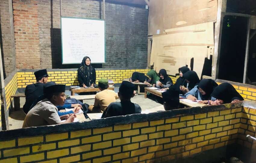 Zulfa Ulan Ramadhani, mahasiswi yang menyediakan waktunya untuk berbagi belajar membaca Al Quran bersama anak dan remaja. (Foto: Onoff)