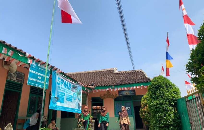 Biar pun bersahaja, perayaan Hari Kemerdekaan RI tetap digelar dengan kesemarakan di hati anak-anak Madrasah Ibtidaiyah (MI) Mathla’ul Anwar.