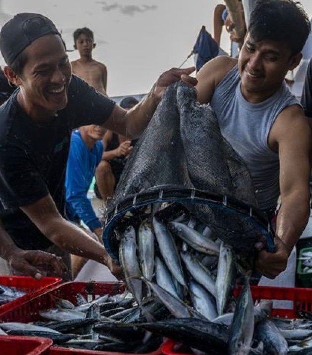 Kegembiraan nelayan memperoleh tangkapan ikan melimpah.