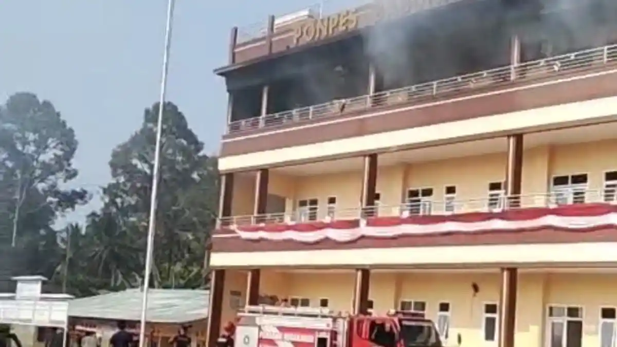 Api berasal dari gedung lantai 3 diduga akibat korsleting.