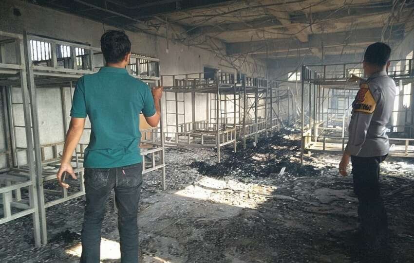 Kebakaran di Ponpes Babunnajah Bernung akibatkan kamar santri hangus terbakar.