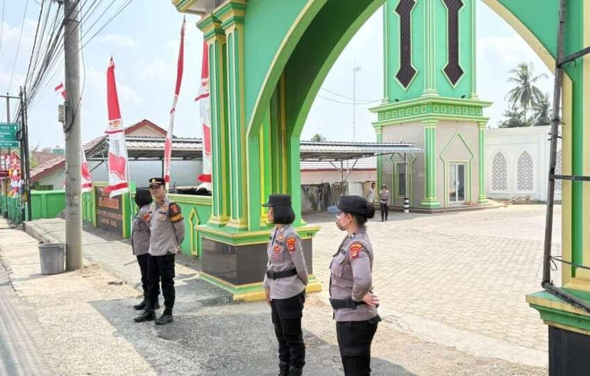 Polres Lampung Utara turunkan personel polwan amankan salat Jumat di sejumlah masjid di Kotabumi.