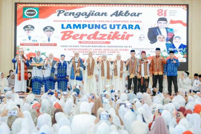 Batin Wulan hadiri Pengajian Akbar Badan Kontak Majelis Taklim (BKMT) Lampung Utara.