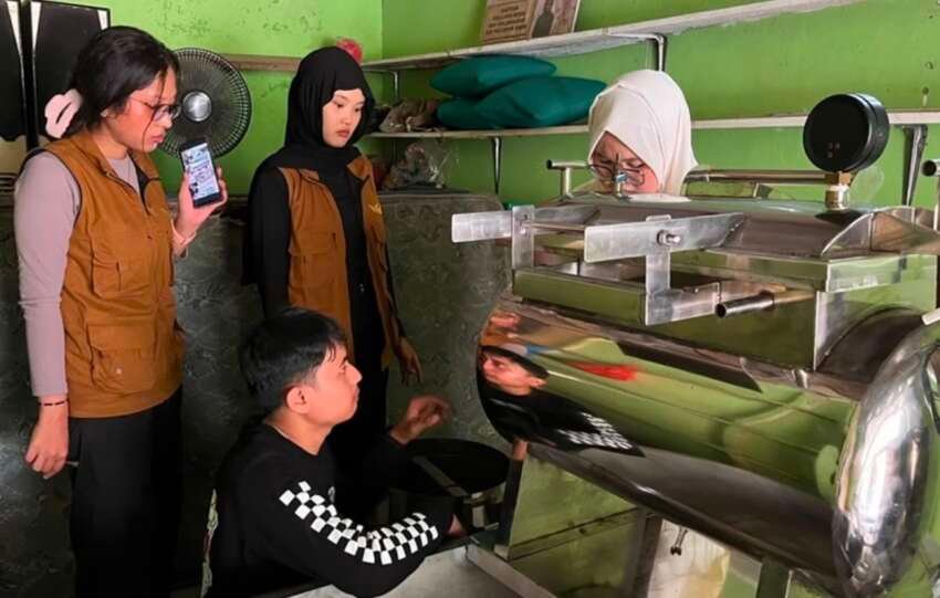 Dengan vacuum frying Itera kualitas keripik pisang tetap terjaga meski produksi dilakukan secara berulang. (Foto: Itera)