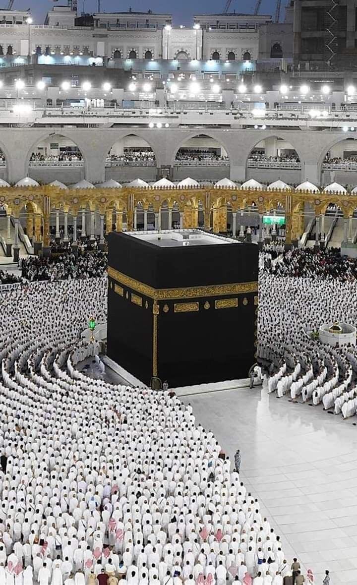 Suasana beribadah di hadapan Ka’bah, Mekkah. (Foto: ist)
