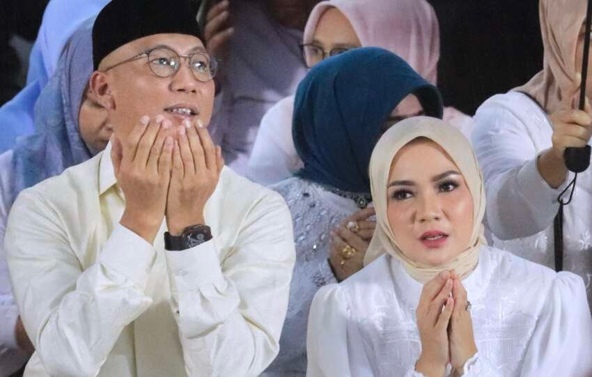 Gubernur Mirza didampingi istri, Purnama Wulan Sari. (Foto: ist)
