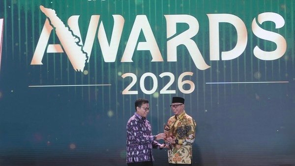 Gubernur Mirza saat menerima Anugerah Pembangunan Terpuji kategori Inovasi Pendidikan dan Pemberdayaan Sumber Daya Manusia dalam ajang detikSumatera Awards 2026.(Foto: ist)