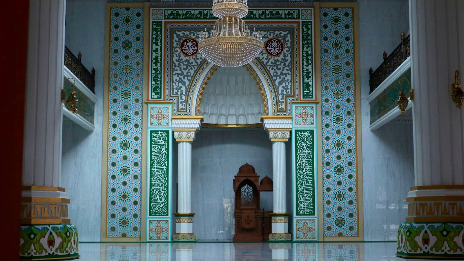 Interior masjid didominasi perpaduan warna hijau dan kelir bernuansa keemasan. 