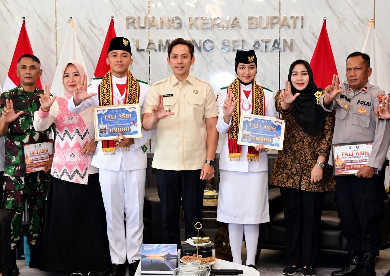 Naufal Ghaly Oktora dan Chika Azzahra Salsabilla bersama Bupati Radityo Egi Pratama. (Foto: ist)