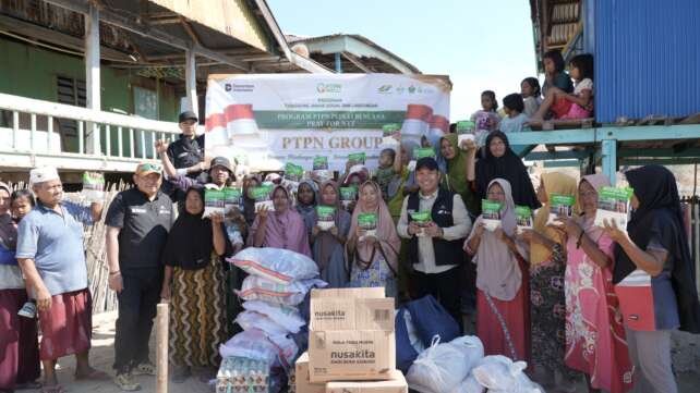 Bantuan PT Perkebunan Nusantara I (Persero) bersama PTPN Group diterima oleh warga terdampak bencana di NTT.(Foto: ist)