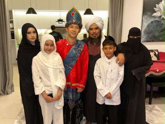 Willie Salim Memperoleh bimbingan dari Ustaz Derry Sulaiman.(foto: ist)