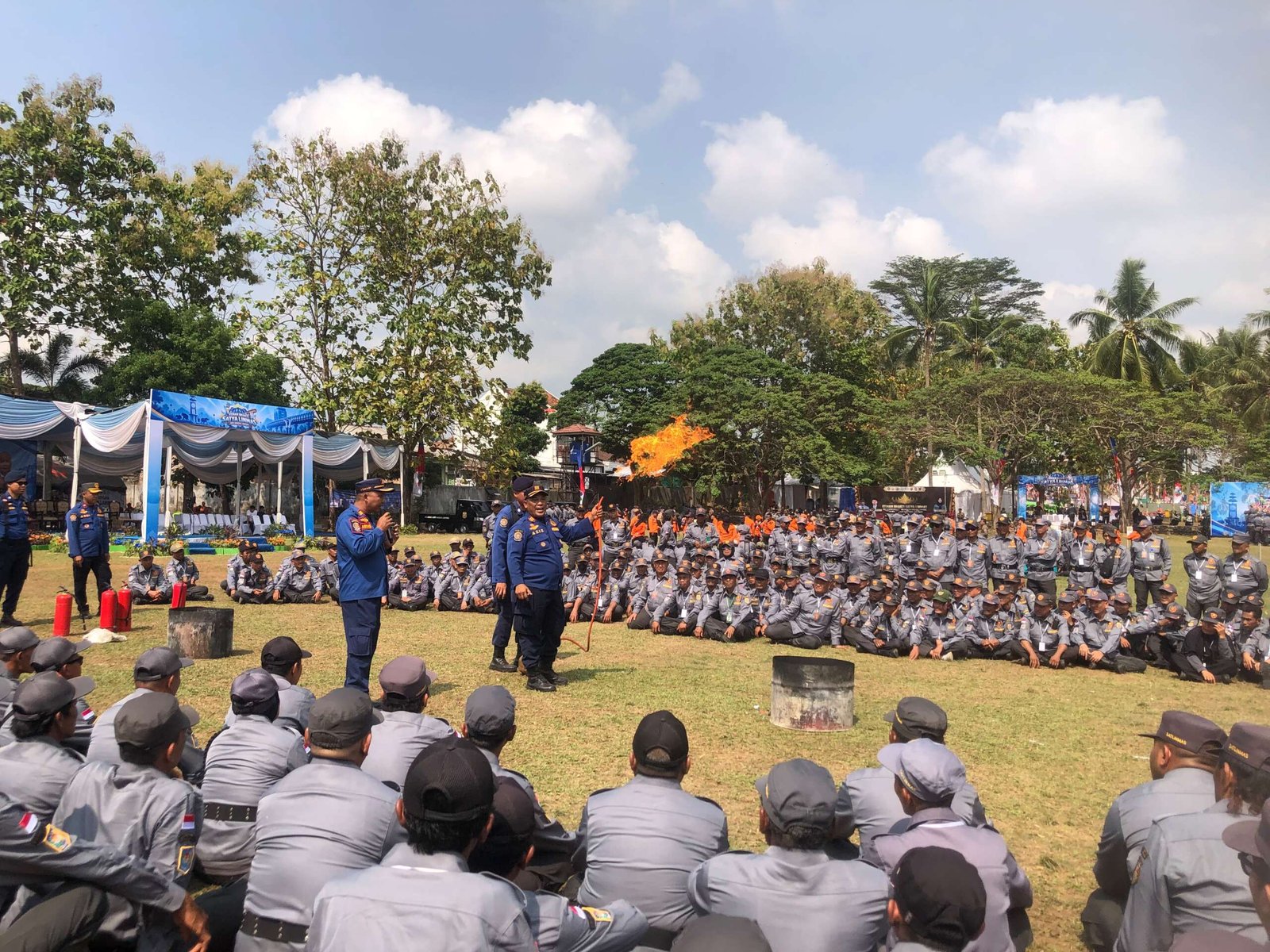 Pembekalan penanganan api oleh personel Damkar.(foto:Onoff)