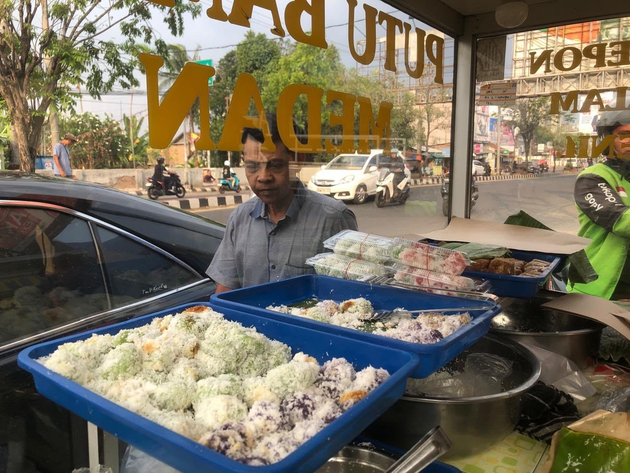 Kesederhanaan jajanan pasar mampu memunculkan nostalgia indah cita rasa kuliner zaman dulu.(foto: Onoff)