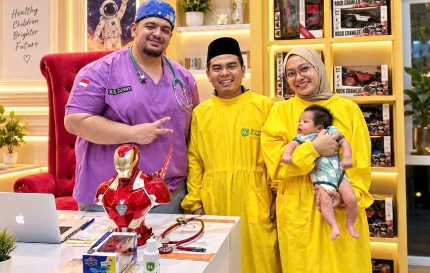 dr. Sunny bersama keluarga pasien di Khitan Lampung.(foto: ist)