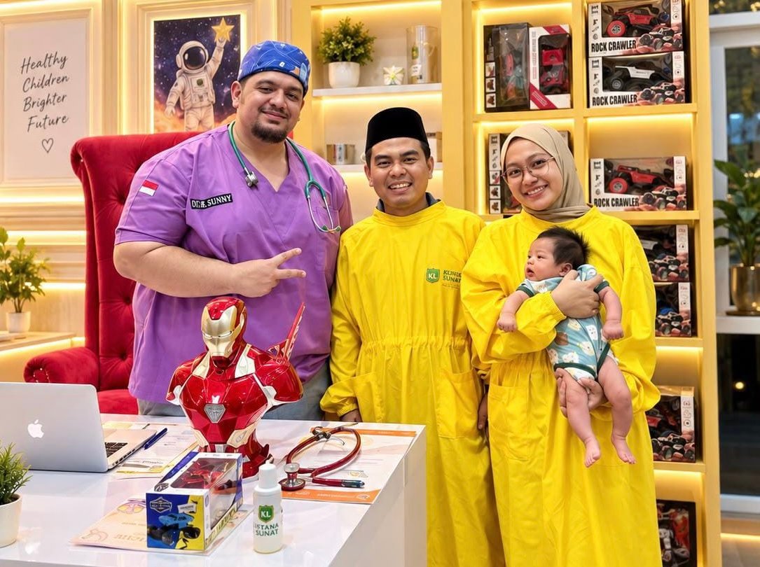 dr. Sunny bersama keluarga pasien di Khitan Lampung.(foto: ist)