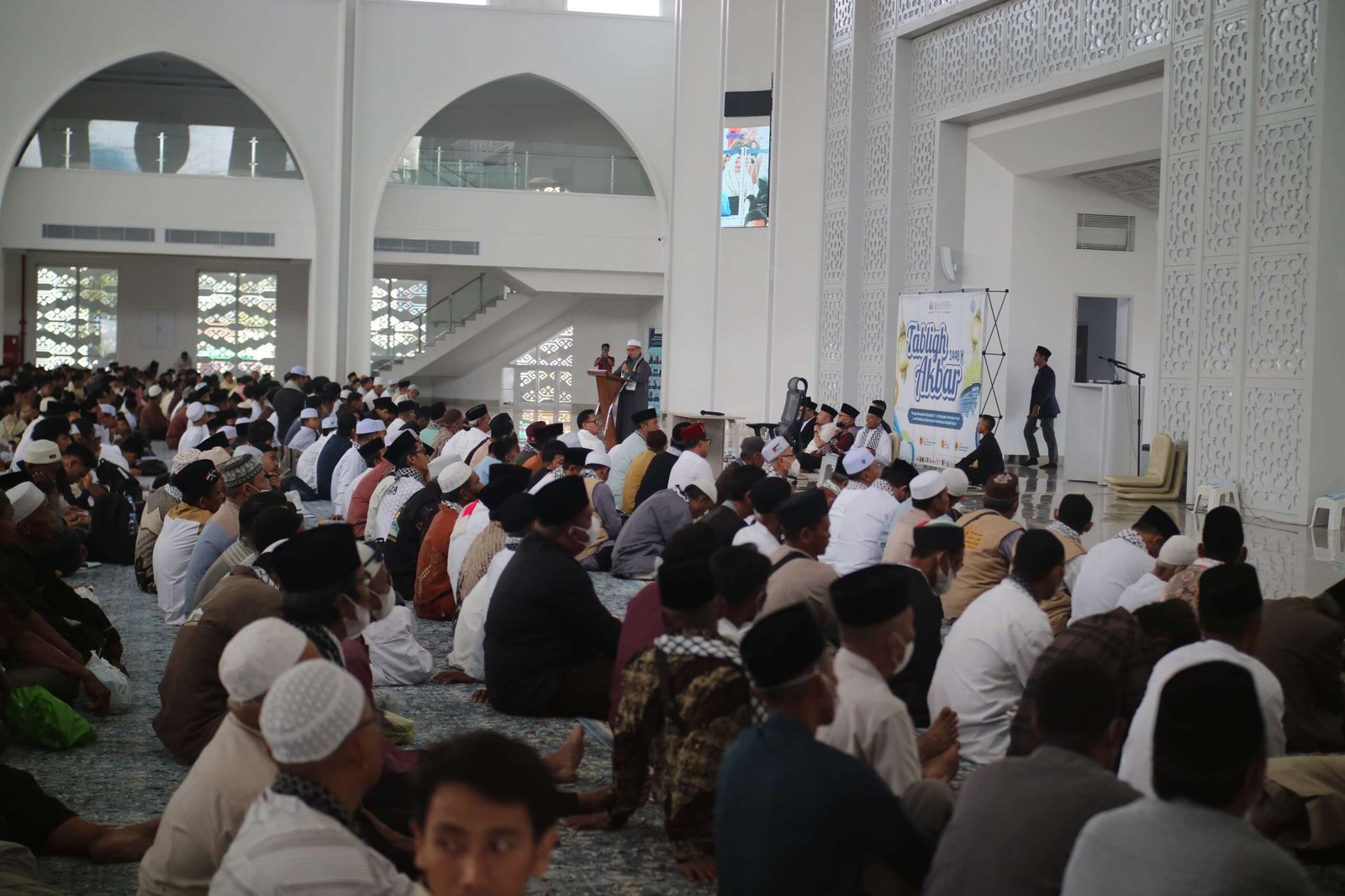 Memakmurkan masjid secara spiritual melalui pengajian, membaca Al-Qur'an, dan pembinaan generasi muda dapat menjadikan masjid sebagai benteng umat yang mencegah datangnya azab.(foto: Onoff)
