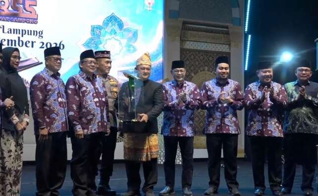 Camat Kecamatan Sukabumi menerima trofi bergilir Juara Umum MTQ ke-55 Bandar Lampung.(foto: Onoff)