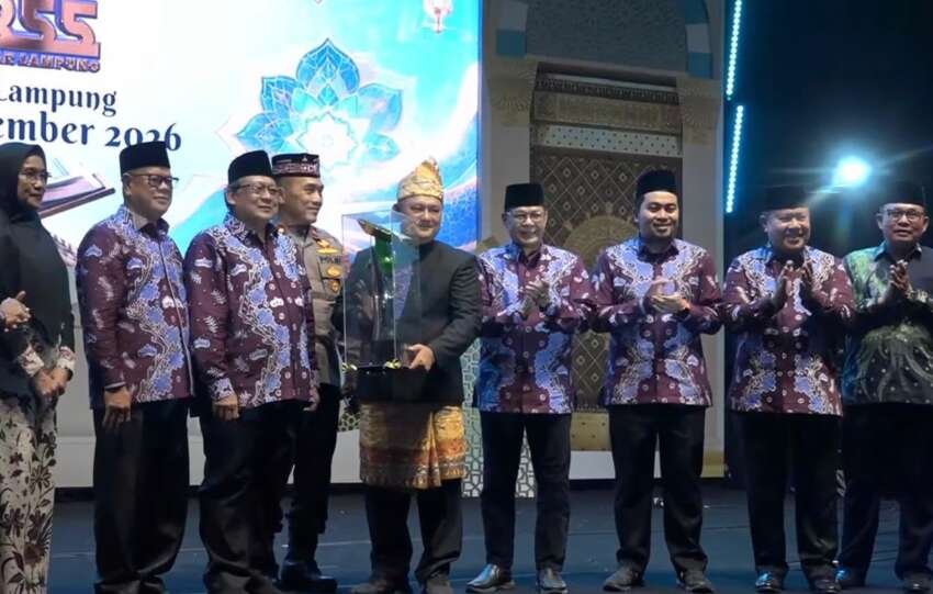 Camat Kecamatan Sukabumi menerima trofi bergilir Juara Umum MTQ ke-55 Bandar Lampung.(foto: Onoff)