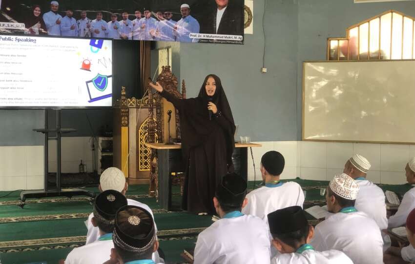 Ustazah Nabilla Zainuri saat menyampaikan materi pentingnya retorika dakwah. (Foto: Onoff)