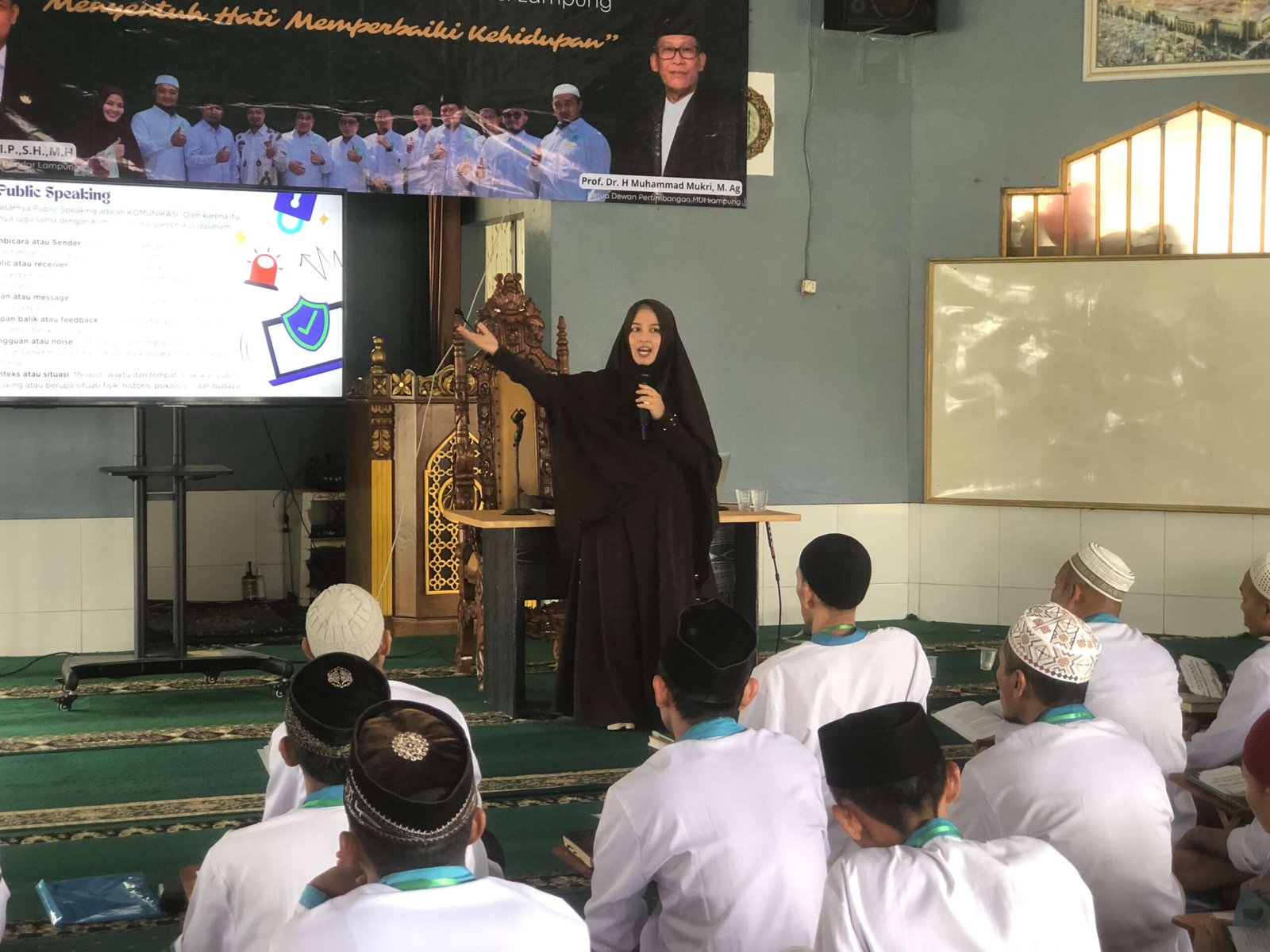 Ustazah Nabilla Zainuri saat menyampaikan materi pentingnya retorika dakwah. (Foto: Onoff)