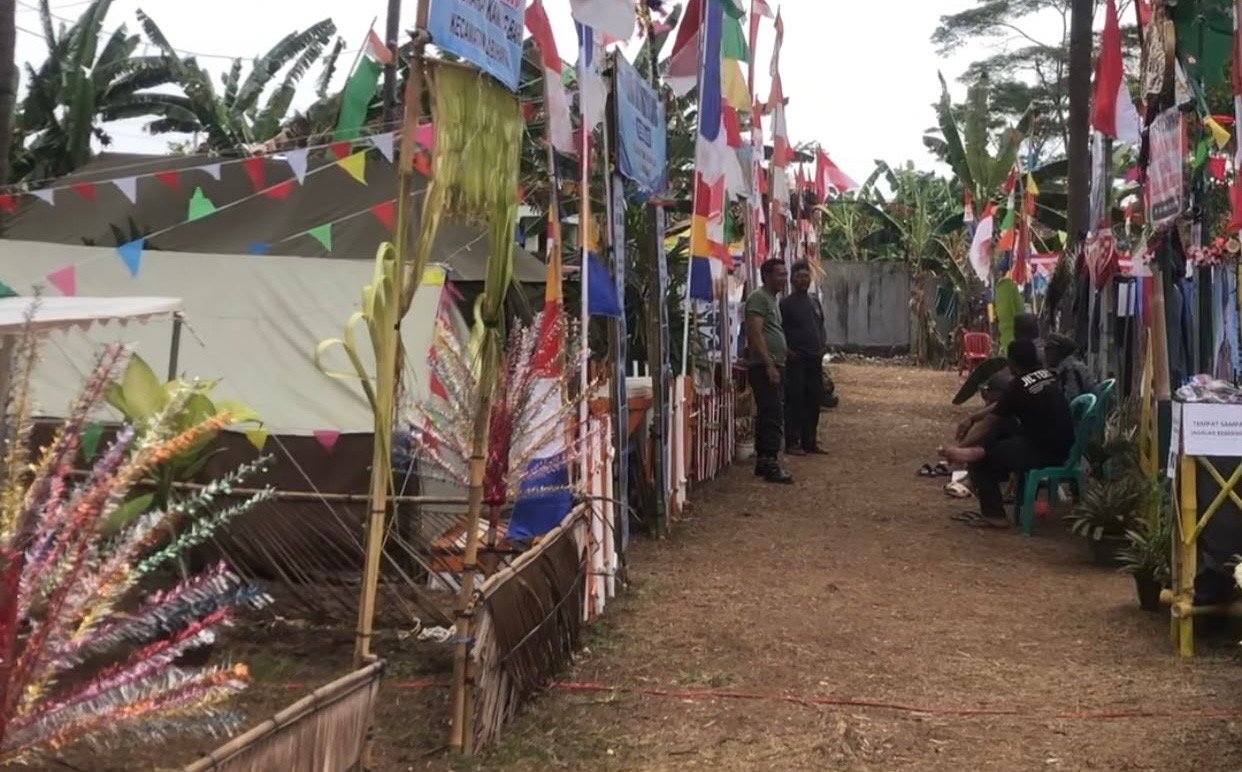 Usai berkemas peserta Kemah Bhakti Satya Linmas rehat sejenak sebelum mengikuti upacara penutupan.(foto: Onoff)