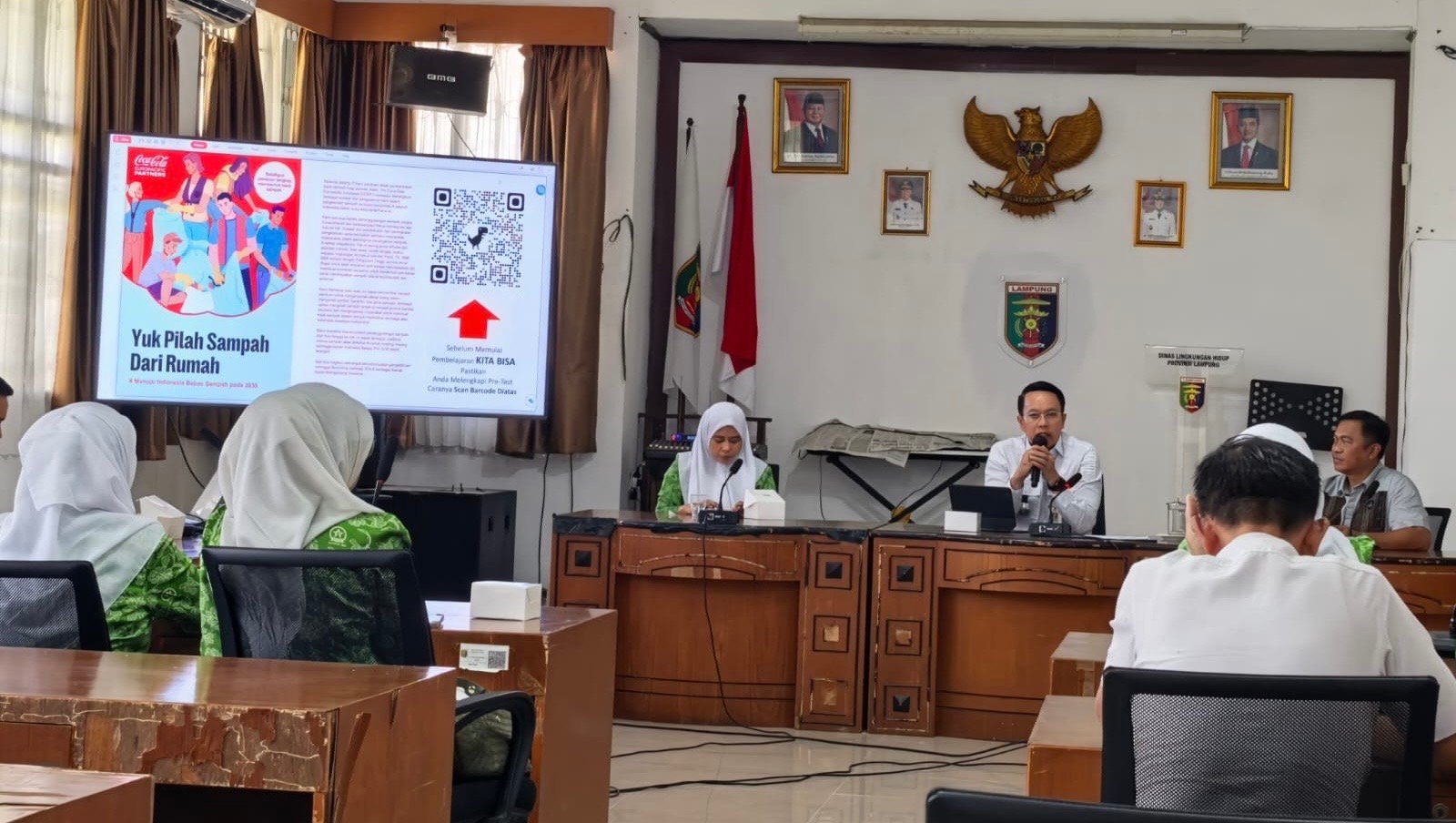 Diskusi seputar pengelolaan Bank Sampah di aula DLH Pemprov Lampung.(foto: Onoff)