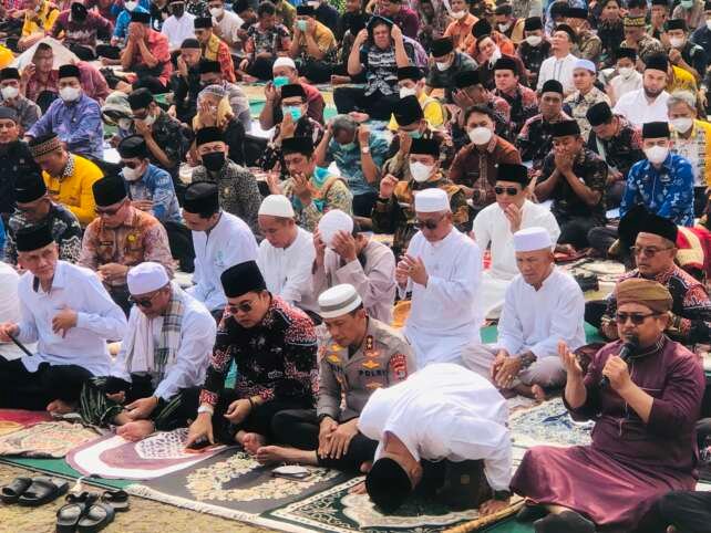 Gubernur Mirza bersujud usai salat Istisqa.(foto: Onoff)