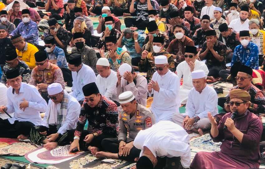 Gubernur Mirza bersujud usai salat Istisqa.(foto: Onoff)