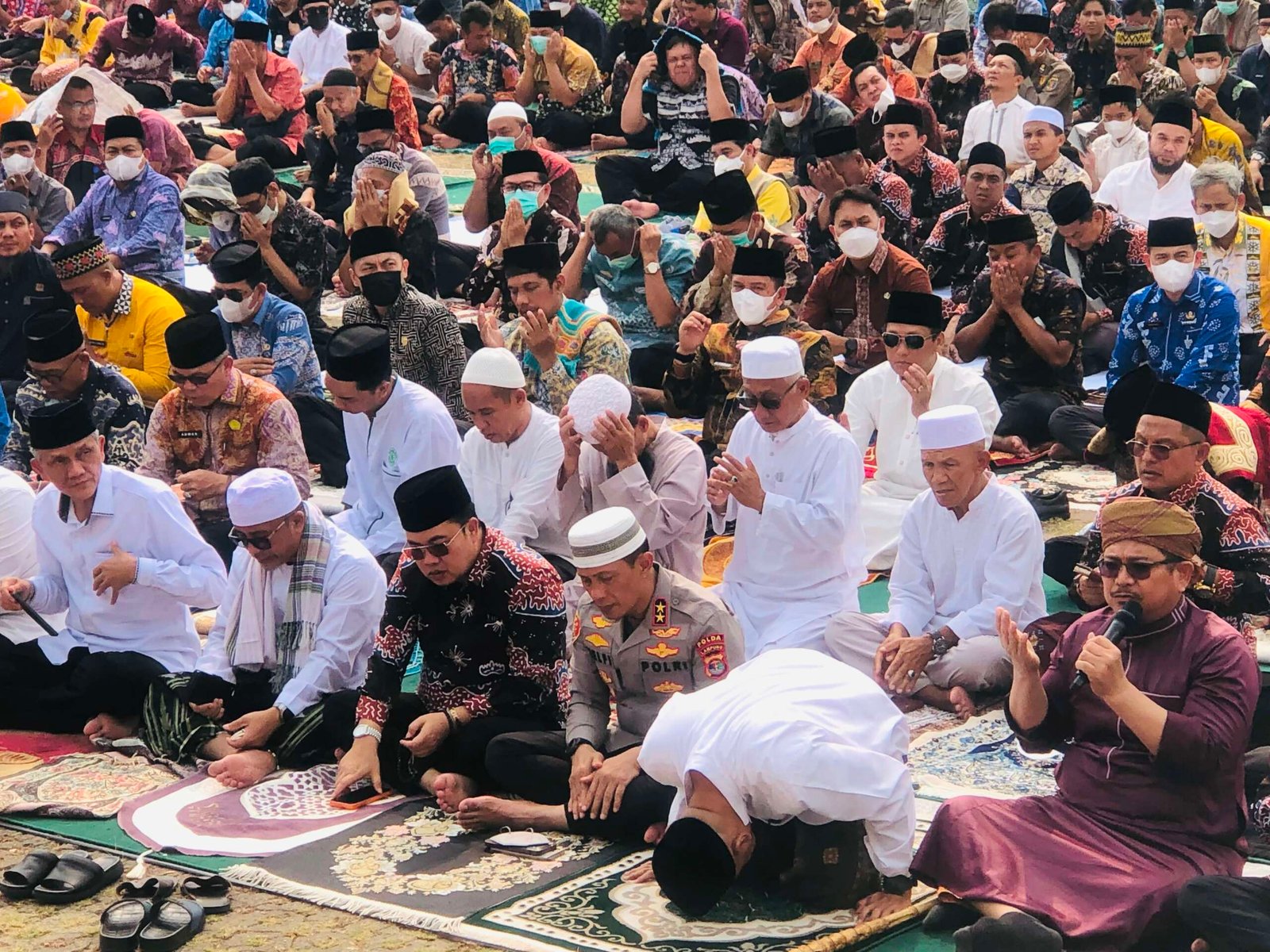 Gubernur Mirza bersujud usai salat Istisqa.(foto: Onoff)