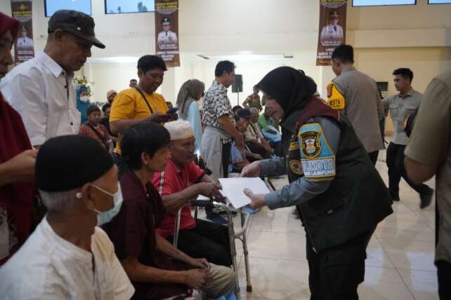 Wali Kota Eva Dwiana pada Kemah Bhakti Satya Linmas.(foto: ist)