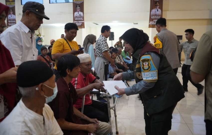 Wali Kota Eva Dwiana pada Kemah Bhakti Satya Linmas.(foto: ist)
