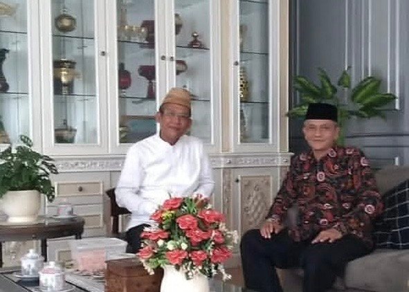 Ketua Umum MUI Lampung, Prof. K.H. Moh. Mukri, bersama K.H. Suryani M. Nur.(foto: ist)