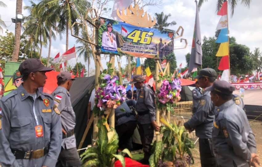 Personel Linmas melipat tenda dan berkemas pertanda Kemah Bhakti Satya Linmas berakhir.(foto: Onoff)